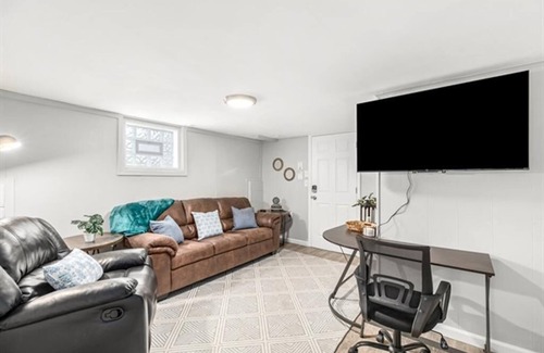 Hazel Park Apartment | Cozy & Private 1BR Basement suite in Hazel Park