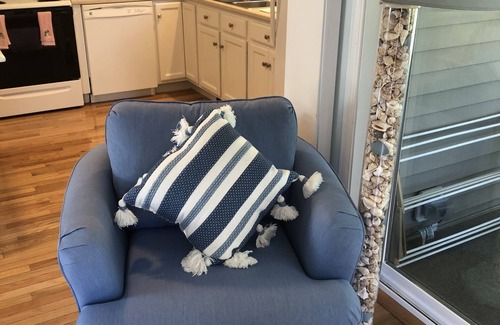 Ogunquit - Wells Cottage | COZY, PRIVATE 2B1BA Cottage POOL HOT TUB GYM TENNIS COURT GAME ROOM, NEAR BEACH!