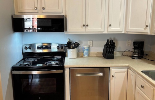 Ogunquit - Wells Cottage | COZY, PRIVATE 2B1BA Cottage POOL HOT TUB GYM TENNIS COURT GAME ROOM, NEAR BEACH!