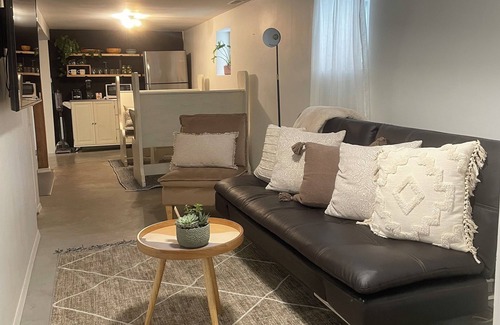 Avondale House | Cozy Private Bedroom and bathroom with full kitchen