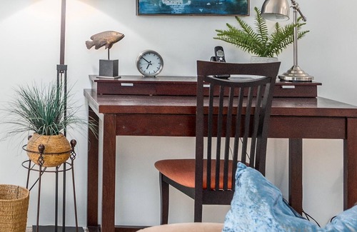 Central Lonsdale Apartment | Cozy, Private Corporate Suite on the Park