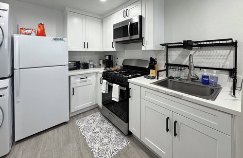Southwest Anaheim House | Cozy Private Guest Suite near Disney & Knotts