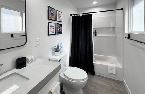 Southwest Anaheim House | Cozy Private Guest Suite near Disney & Knotts