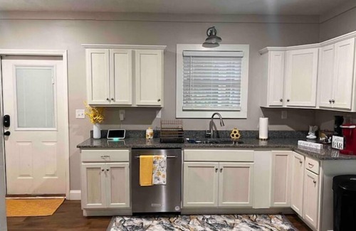 Warner Robins House | Cozy & Private home w/in-ground pool