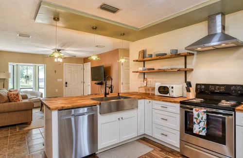 St. Augustine House | Cozy & Private Oasis, Close to Attractions and Beaches, Wooded Back Deck, Parking, 15% off