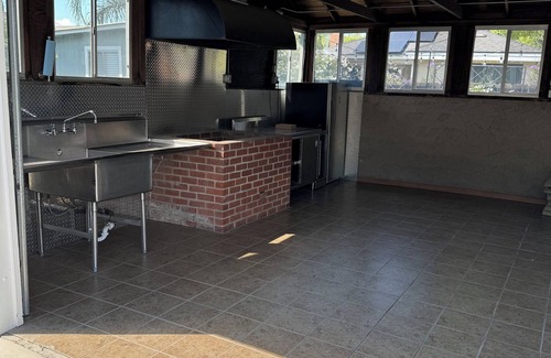 Tulare House | Cozy, private parking and centrally located home in Tulare!