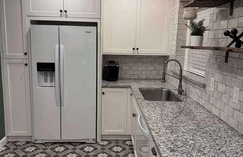 Tulare House | Cozy, private parking and centrally located home in Tulare!