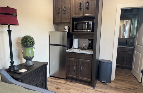 Austin Apartment | Cozy private Queen BR Suite in Austin with 1 car Garage, and amazing wooded view