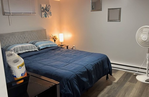 Newark Bed & Breakfast | Cozy Private Room I