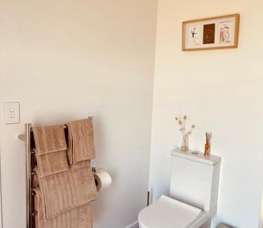 Raglan Bed & Breakfast | Cozy Private Room in New Home
