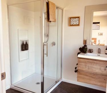 Raglan Bed & Breakfast | Cozy Private Room in New Home