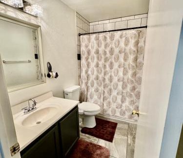 Trailwood House | Cozy Private room with Shared bathroom Inside a house