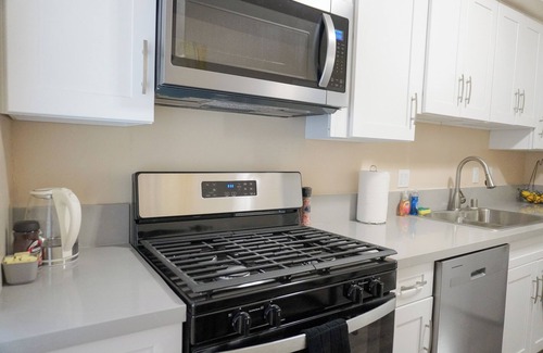 Riverside House | Cozy, Private, & Safe 3Bed Home - 2min from DTR & UCR