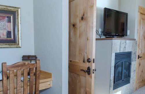 Powell Butte House | Cozy Private Suite with a Hot Tub