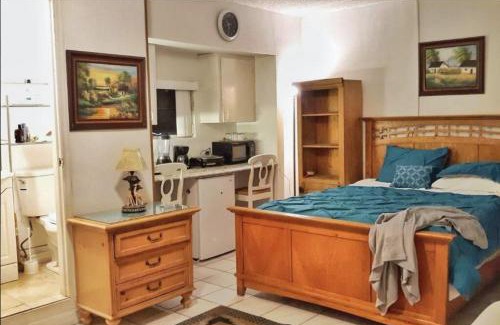 Tamiami Apartment | Cozy Queen Bed Studio with 60 Inch Smart TV, Netflix, AirPlay, Mini-Fridge, and 500 Mbps WiFi near FIU, Dolphin Mall, Airport