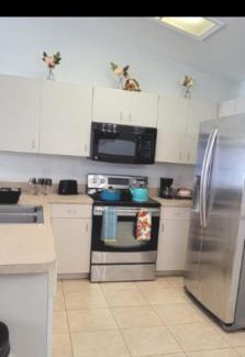 Ocala House | Cozy Queen Bedroom with shared Bathroom