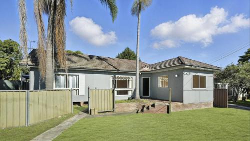 Seven Hills House | Cozy Queen Room next to Shopping Centre and Station - SH5