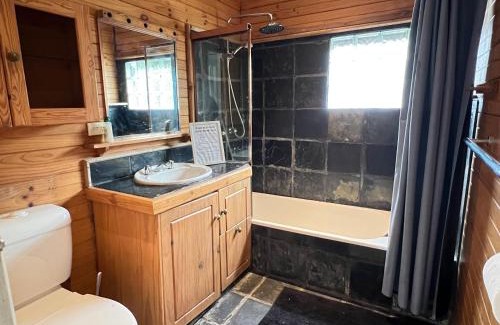 Seven Hills House | Cozy Queen Room next to Shopping Centre and Station - SH5