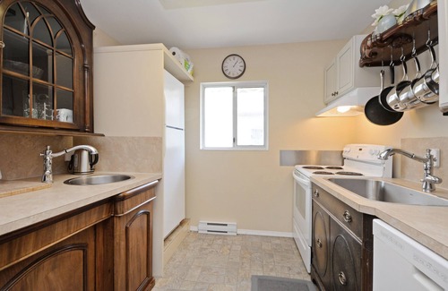 Oaklands Apartment | Cozy Quiet 2 bdrm Upper Suite Fully Furnished, All Inclusive with Parking