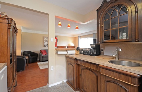 Oaklands Apartment | Cozy Quiet 2 bdrm Upper Suite Fully Furnished, All Inclusive with Parking