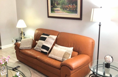 East Bronx House | Cozy, quiet, clean , fast Wi-Fi