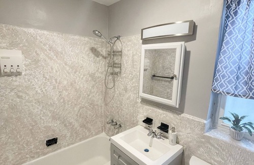 East Bronx House | Cozy, quiet, clean , fast Wi-Fi