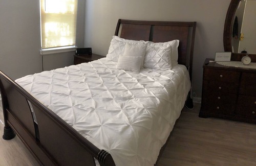 East Bronx House | Cozy, quiet, clean , fast Wi-Fi