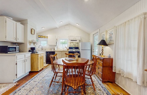 Plymouth House | Cozy quiet cottage: just a short walk to beach, AC & screened porch