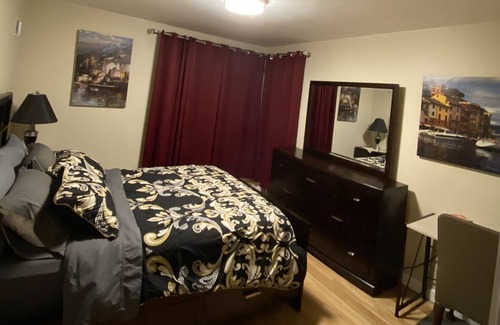 Skokie Apartment | Cozy quiet downtown Skokie 10 minute to lake