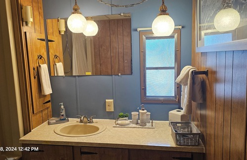 Usk House | Cozy, quiet home on Davis Lake, a serene no wake lake.