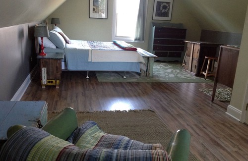 Lexington House | Cozy, quiet loft on a scenic working horse farm, five minutes from Lexington