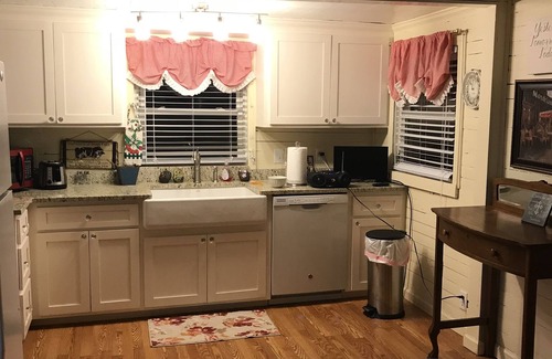 Red Bank House | Cozy ranch close to everything