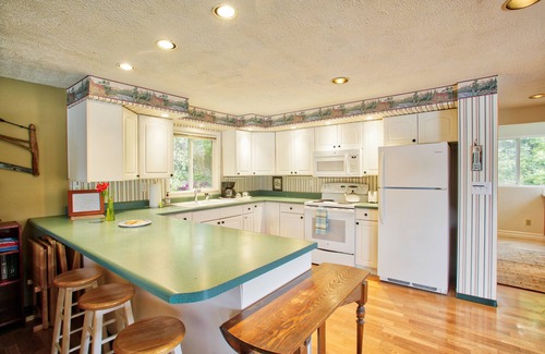 Hayden House | Cozy & Relaxing Cabin w/Paddle Boards, Pedal Boat, Canoe, Kayak and more!