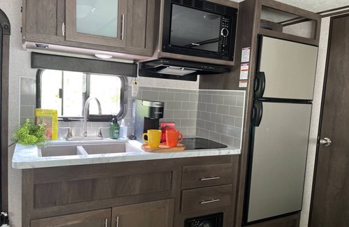 Newport House | Cozy relaxing Camper in the Woods, Pet friendly,hiking