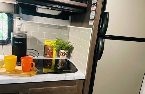 Newport House | Cozy relaxing Camper in the Woods, Pet friendly,hiking