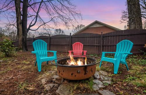 Carriage Hills House | Cozy & Relaxing Home, Hot Tub, Fire Pit, Deck