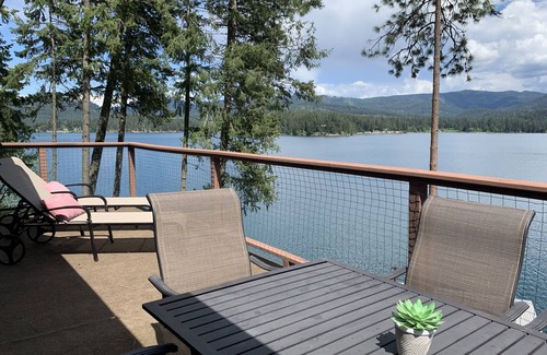Hayden Lake Cabin | Cozy & Relaxing Lakefront Cabin on Hayden