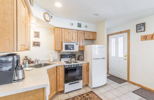 Ouray Condo | Cozy Remodeled Condo- Walk to Downtown & the River - Beautiful Mountain Views