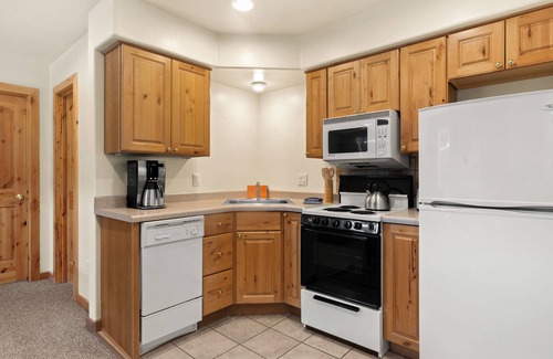 Ouray Condo | Cozy Remodeled Condo- Walk to Downtown & the River - Beautiful Mountain Views