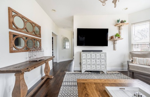 McFerrin Park House | Cozy Remodeled House with Views - Prime Location