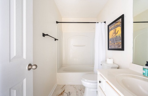 McFerrin Park House | Cozy Remodeled House with Views - Prime Location