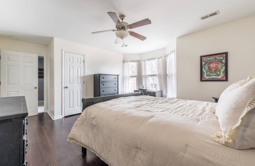 McFerrin Park House | Cozy Remodeled House with Views - Prime Location
