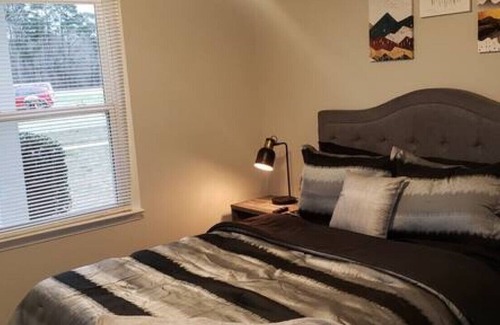 Jonesboro Condo | Cozy Renovated Duplex Home, WiFi, Workspace, 3 SmartTVs, Near Downtown Atlanta
