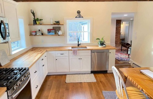 Kennebunk House | Cozy, renovated farmhouse, vaulted ceilings