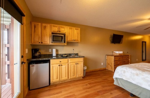 Isle Resort | Cozy Resort Double Queen Hotel Room with WIFI with Mille Lacs Lake Views