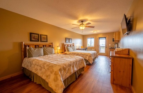 Isle Resort | Cozy Resort Double Queen Hotel Room with WIFI with Mille Lacs Lake Views
