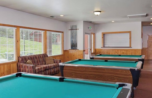 Big Bear Lake Resort | Cozy resort in charming Big Bear Lake with AC, fitness room, WiFi