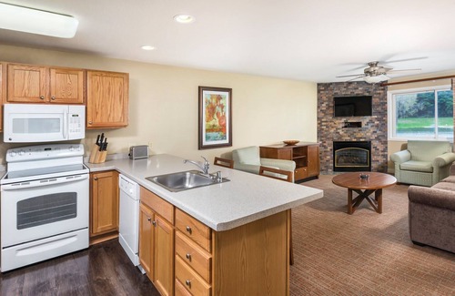 Lake Delton Condo | Cozy Retreat: 1BR King Suite @ Wyndham Tamarack