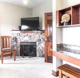 Pigeon Forge House | Cozy Retreat 2BR Condo with Jacuzzi & Indoor Pool
