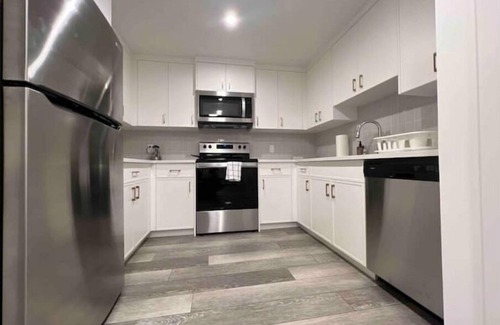 Keith Apartment | Cozy Retreat: 2BR Suite with full Kitchen, Washer/Dryer and free street parking